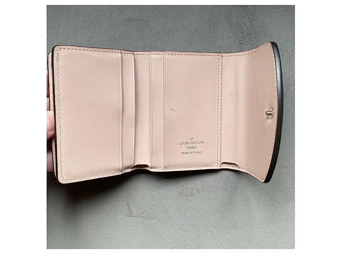 Cartera Louis Vuitton Mahina Iris Trifold Rosa - vista 9