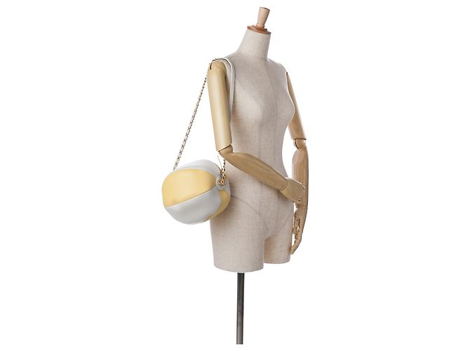 Bolsa Coco Beach Ball em couro de bezerro amarelo Chanel - vista 8