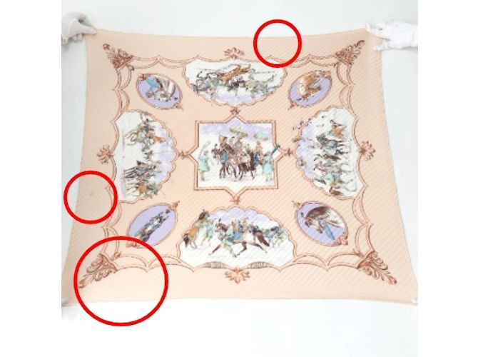 Faltender Schal von Hermès mit Pferdemuster - Ansicht 2