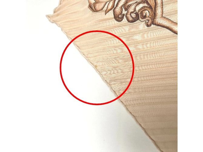 Faltender Schal von Hermès mit Pferdemuster - Ansicht 7