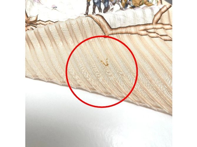 Faltender Schal von Hermès mit Pferdemuster - Ansicht 8