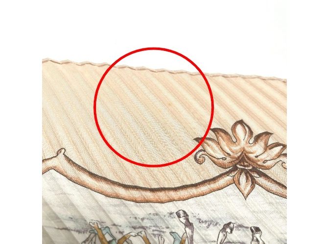 Faltender Schal von Hermès mit Pferdemuster - Ansicht 9