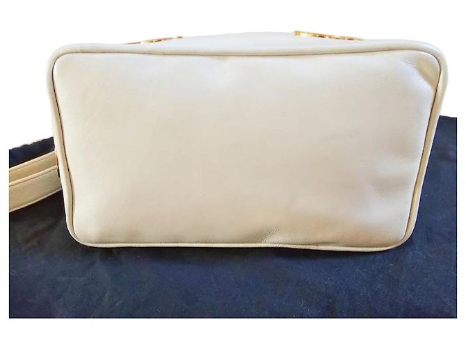Bolso bucket chanel Crema - vista 3