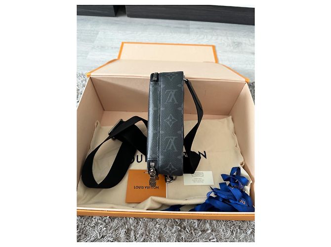 Monogramma indossabile Alpha di Louis Vuitton Nero - vista 4