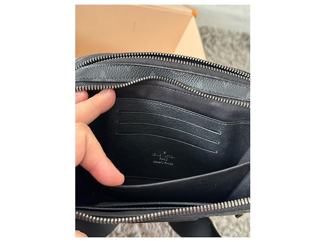 Monogramma indossabile Alpha di Louis Vuitton Nero - vista 9