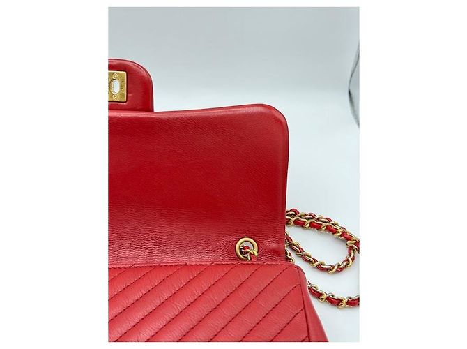 Timeless Chanel Lammfell Rock the Corner Chevron rote Tasche - Ansicht 12