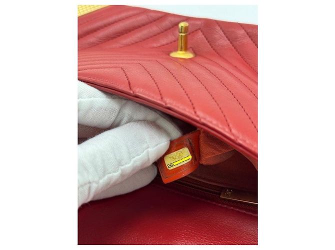Timeless Chanel Lammfell Rock the Corner Chevron rote Tasche - Ansicht 13