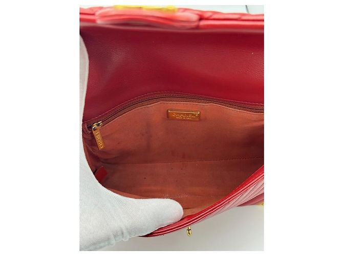 Timeless Chanel Lammfell Rock the Corner Chevron rote Tasche - Ansicht 7