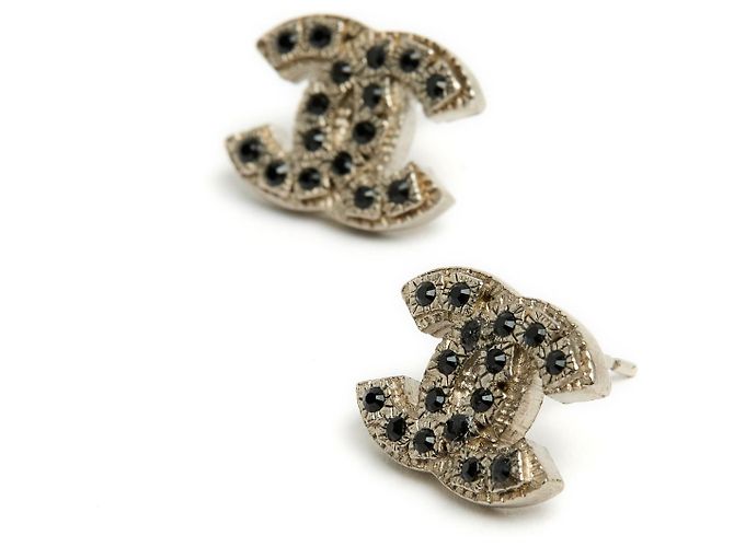 Chanel PE08 Orecchini a Chiodo CC Metallo Argento Diamante Nero - vista 2