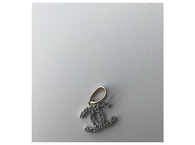 Collana Chanel Pendente Logo Oro Bianco e Giallo Diamanti D'oro - vista 4