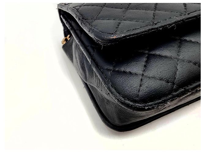 Wallet On Chain Cartera de cadena Chanel de piel de cordero acolchada negra con el emblema de Chanel - vista 13