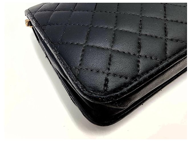 Wallet On Chain Cartera de cadena Chanel de piel de cordero acolchada negra con el emblema de Chanel - vista 16