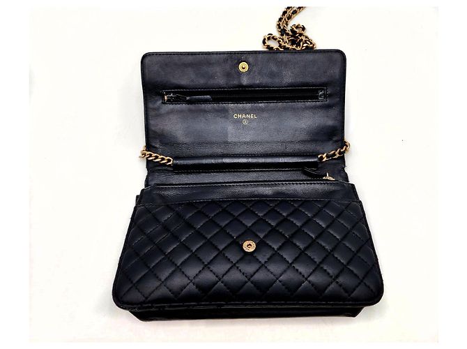 Wallet On Chain Cartera de cadena Chanel de piel de cordero acolchada negra con el emblema de Chanel - vista 17