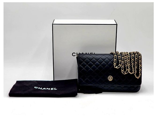 Wallet On Chain Cartera de cadena Chanel de piel de cordero acolchada negra con el emblema de Chanel - vista 2