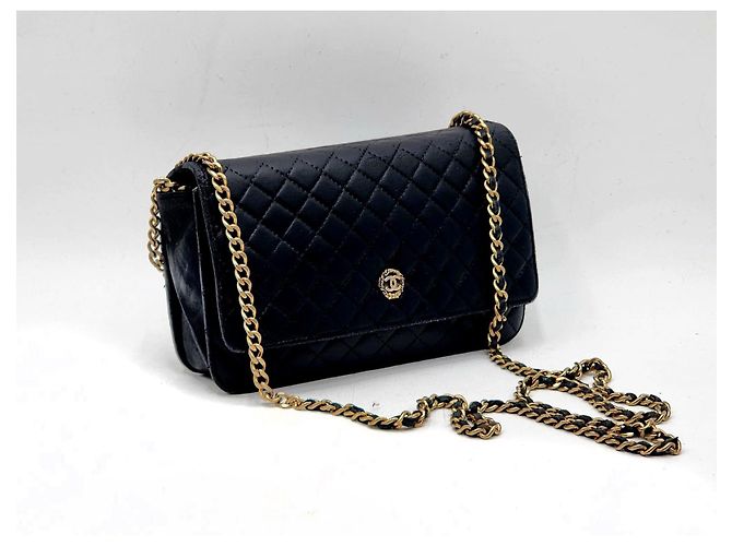 Wallet On Chain Cartera de cadena Chanel de piel de cordero acolchada negra con el emblema de Chanel - vista 3