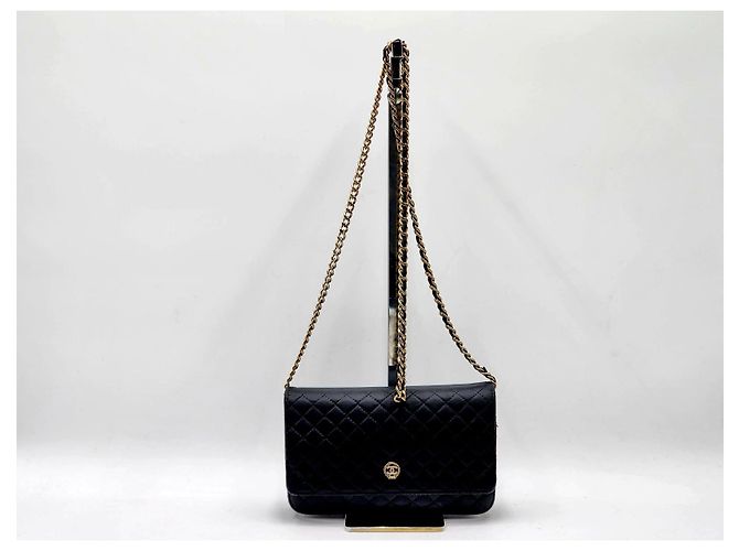 Wallet On Chain Cartera de cadena Chanel de piel de cordero acolchada negra con el emblema de Chanel - vista 4