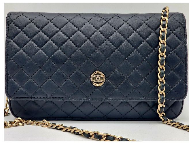 Wallet On Chain Cartera de cadena Chanel de piel de cordero acolchada negra con el emblema de Chanel - vista 5