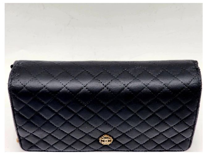 Wallet On Chain Cartera de cadena Chanel de piel de cordero acolchada negra con el emblema de Chanel - vista 6