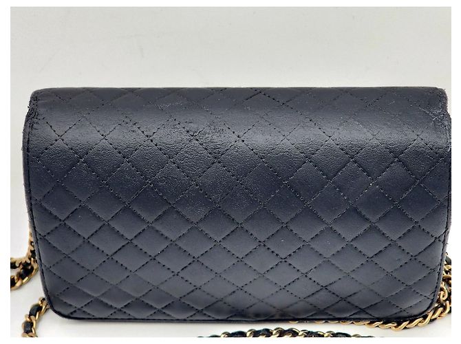 Wallet On Chain Cartera de cadena Chanel de piel de cordero acolchada negra con el emblema de Chanel - vista 8