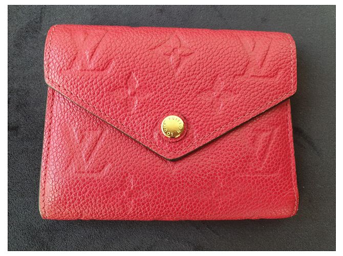 Louis Vuitton Cartera Victorine Escarlata Monogram Empreinte Cuero Roja - vista 2