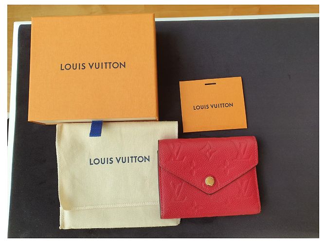 Louis Vuitton Cartera Victorine Escarlata Monogram Empreinte Cuero Roja - vista 3