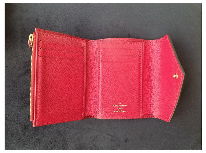 Louis Vuitton Cartera Victorine Escarlata Monogram Empreinte Cuero Roja - vista 5