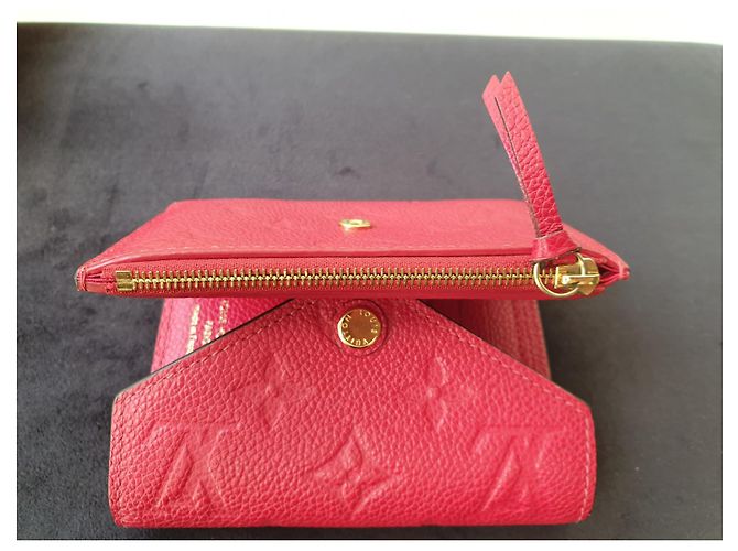 Louis Vuitton Cartera Victorine Escarlata Monogram Empreinte Cuero Roja - vista 7
