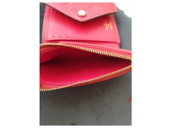 Louis Vuitton Cartera Victorine Escarlata Monogram Empreinte Cuero Roja - vista 9