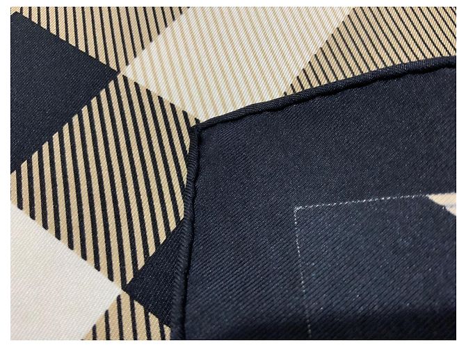 Foulard Burberry in seta beige tartan - vista 3