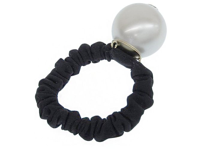 Elastico per capelli Chanel con logo in perla finta - vista 2