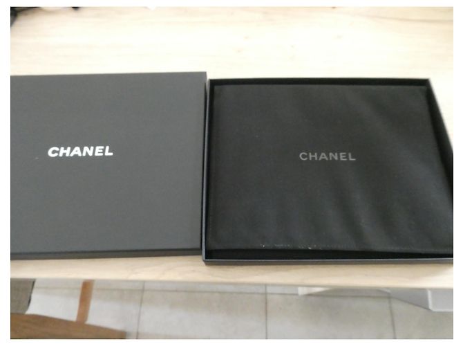 Chanel-Halskette neu 90 cm grau Perlmutt mit ihrer Box Bordeaux - Ansicht 6