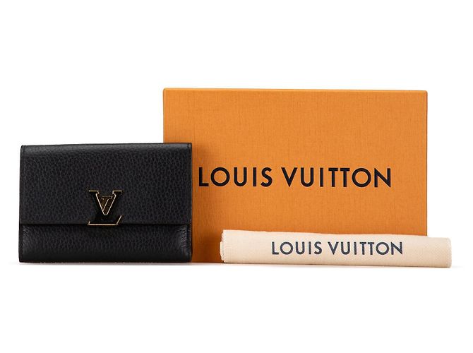 Billetera compacta Capucines en taurillon negro Louis Vuitton - vista 11