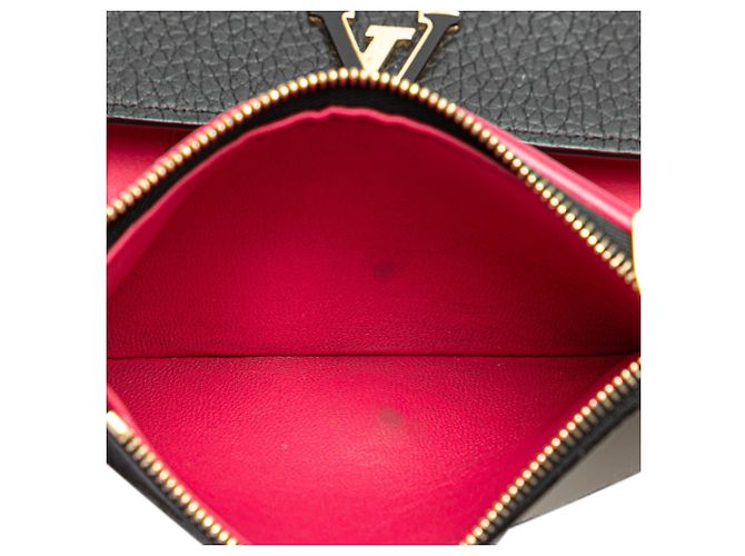 Billetera compacta Capucines en taurillon negro Louis Vuitton - vista 6