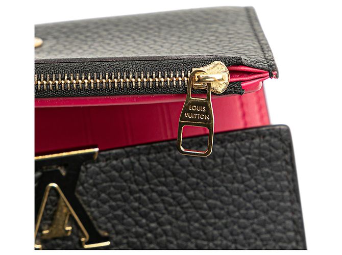 Billetera compacta Capucines en taurillon negro Louis Vuitton - vista 9