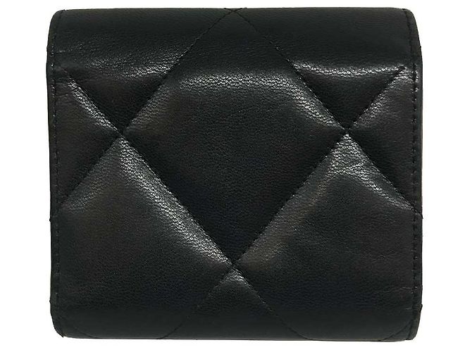 Petit portefeuille à rabat en agneau noir Chanel - vue 2
