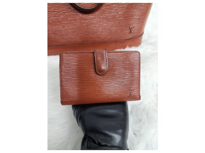Borsa Alma di Louis Vuitton e portafoglio a chiusura a bacio in pelle Epi Marrone - vista 10
