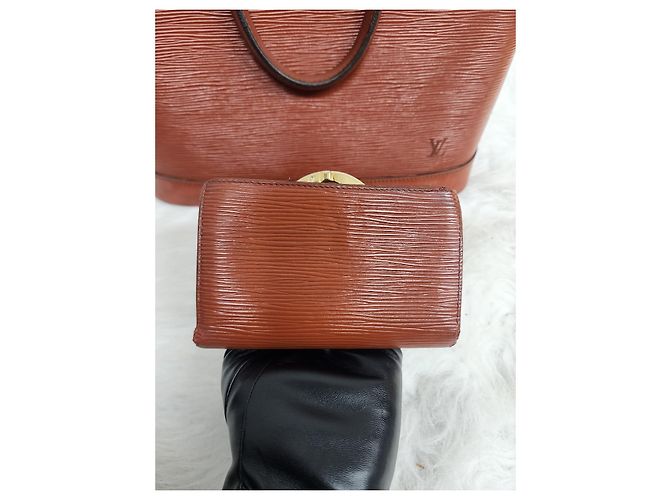 Borsa Alma di Louis Vuitton e portafoglio a chiusura a bacio in pelle Epi Marrone - vista 11
