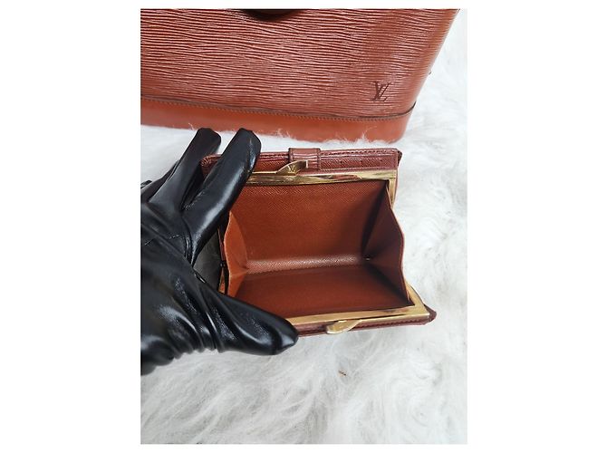 Borsa Alma di Louis Vuitton e portafoglio a chiusura a bacio in pelle Epi Marrone - vista 12