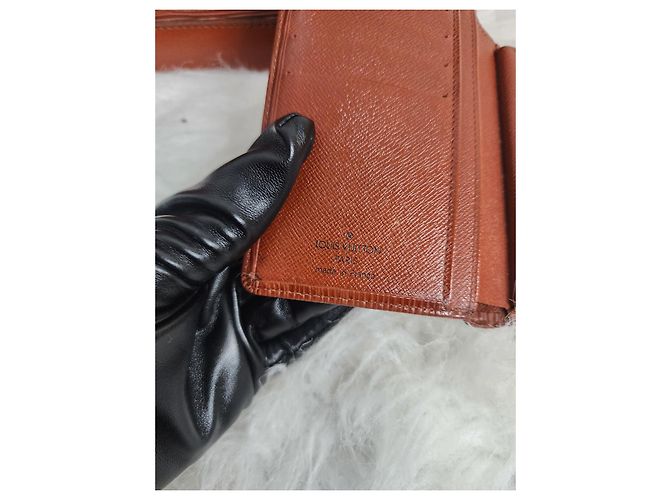 Borsa Alma di Louis Vuitton e portafoglio a chiusura a bacio in pelle Epi Marrone - vista 13