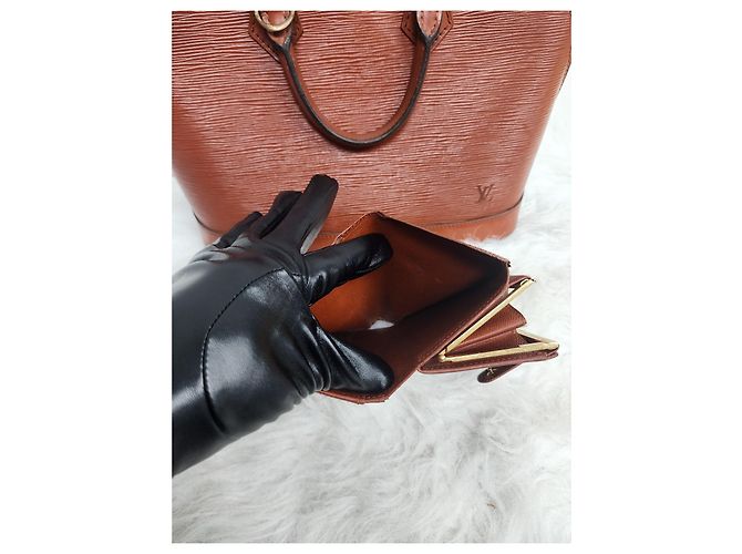 Borsa Alma di Louis Vuitton e portafoglio a chiusura a bacio in pelle Epi Marrone - vista 14