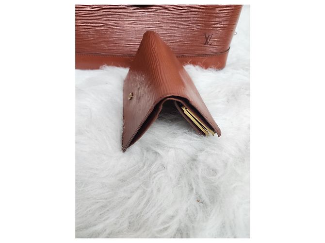Borsa Alma di Louis Vuitton e portafoglio a chiusura a bacio in pelle Epi Marrone - vista 15