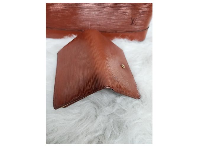 Borsa Alma di Louis Vuitton e portafoglio a chiusura a bacio in pelle Epi Marrone - vista 16