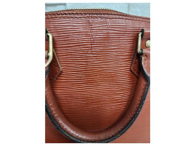 Borsa Alma di Louis Vuitton e portafoglio a chiusura a bacio in pelle Epi Marrone - vista 4