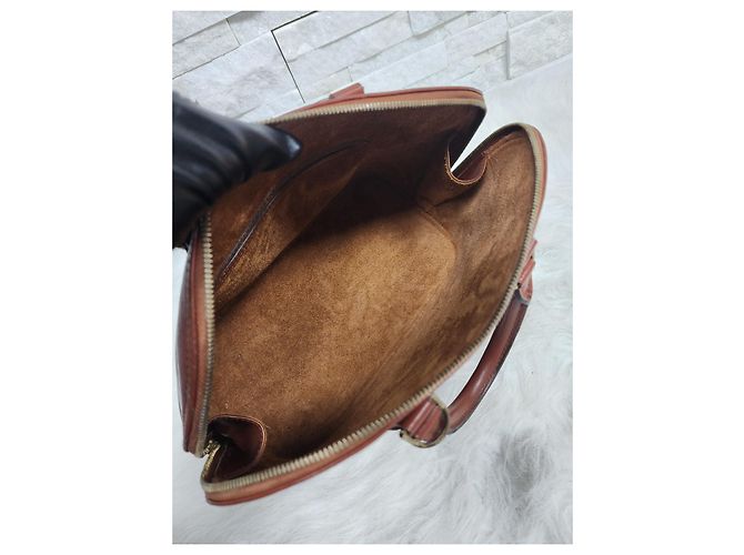 Borsa Alma di Louis Vuitton e portafoglio a chiusura a bacio in pelle Epi Marrone - vista 8