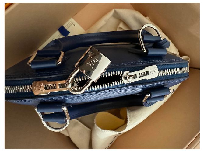 Louis Vuitton Alma BB Cuero Epi Azul Marino - vista 10