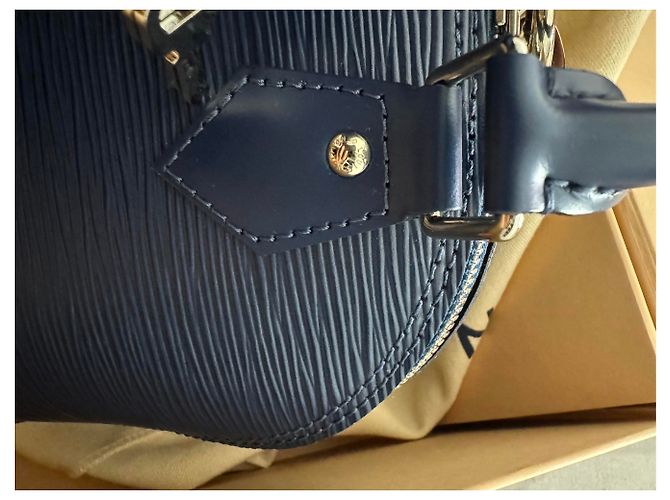Louis Vuitton Alma BB Cuero Epi Azul Marino - vista 8