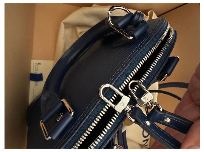 Louis Vuitton Alma BB Cuero Epi Azul Marino - vista 9