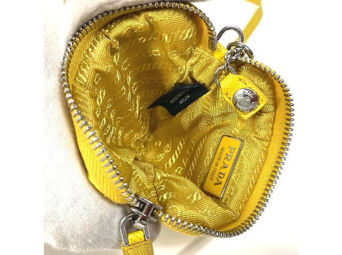 Pochette in nylon giallo Prada con tracolla - vista 10