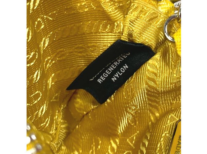 Pochette in nylon giallo Prada con tracolla - vista 12