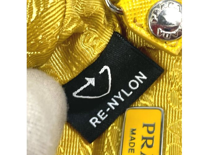 Pochette in nylon giallo Prada con tracolla - vista 14
